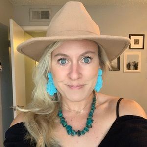 Meet your Posher, Lya